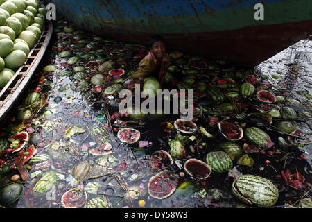 Dhaka, Bangladesch. 7. April 2014. Eine Straße junge Suche nach essbaren Wassermelonen vom Fluss Buriganga verschmutzt und verdreckt. Stoßstange Produktion der Wassermelone in Bangladesch in dieser Saison. Experten sagten, dass die gute Qualität Wassermelonen waren eine Rekordernte in diesem Jahr wegen Begünstigung Wetter und Landwirtschaft verbessert. Zakir Hossain © Chowdhury/NurPhoto/ZUMAPRESS.com/Alamy Live-Nachrichten Stockfoto