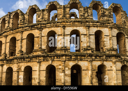 Außenwände von Roman Amphitheatre in El Jem, Tunesien in Nordafrika Stockfoto