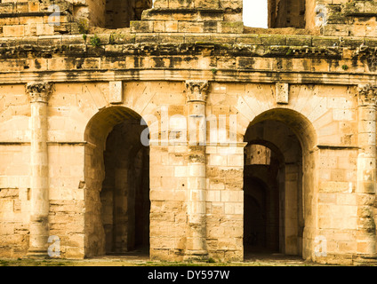 Außenwände von Roman Amphitheatre in El Jem, Tunesien in Nordafrika Stockfoto