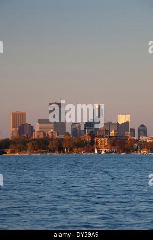 Skyline der Stadt vom Lake Calhoun, Herbst, Sonnenuntergang, Minneapolis, Minnesota, USA Stockfoto