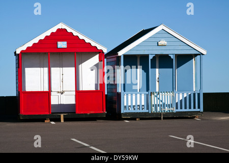 Zwei Strand Hütten im Winterlager auf Parkplatz Stockfoto