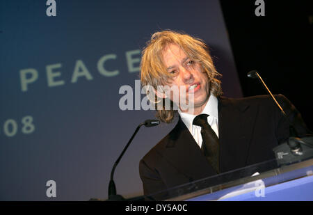 Berlin, Deutschland. 11. Februar 2008. Irische Musiker und Aktivist Bob Geldof hält eine Rede auf der Charity-Gala "Cinema for Peace" in Berlin, Deutschland, 11. Februar 2008. Die jährlichen Charity-Event findet statt im Rahmen der 58. Berlinale. Foto: Jens Kalaene/Dpa/Alamy Live News Stockfoto