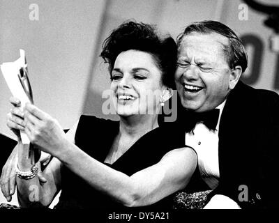 Datei. 6. April 2014. MICKEY ROONEY, einer der längsten pragmatisierte Schauspieler in der Filmgeschichte, starb am Sonntag im Alter von 93 Jahren. Rooney erschien in mehr als 300 Filme von Stummfilmen in den 1920er Jahren zu aktuellen Blockbustern wie "The Muppets" und "Nachts im Museum." Der Schauspieler, der etwas mehr als fünf Fuß hoch stand, erreichte seine größten Film-Erfolge mit MGM während der 1930er und 1940er Jahren, singen und tanzen, seine jungenhafte Aufbrausen trug ihn zur Abendkasse Höhen. Rooney war acht Mal verheiratet, darunter Ava Gardner von 1942 bis 1943. Er heiratete Jan Chamberlain im Jahr 1978 und sie konsequent perf Stockfoto