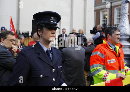 Dublin, Irland. 7. April 2014. Eine weibliche Feuerwehrmann in Uniform hört reden. Feuerwehrleute aus Dublin Feuerwehr (DFB) protestierten außerhalb Dublin City Hall für die Beibehaltung des Rettungsdienstes. Vorschläge von Dublin City Council finden Sie einen Bericht und einen möglichen Umzug des Dienstes in der HSE (Health Service Executive) National Ambulance Service. Bildnachweis: Michael Debets/Alamy Live-Nachrichten Stockfoto