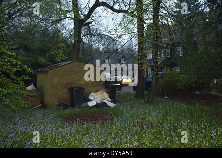 Wrotham, Kent. 7. April 2014. Peaches Geldof, Schriftsteller und TV-Moderatorin stirbt im Alter von 25, zweite Tochter des Musikers Bob Geldof.  Polizei und forensischen Teams außerhalb der Familie Haus in der Nähe von Wrotham, Kent. Bildnachweis: Yon Marsh/Alamy Live-Nachrichten Stockfoto