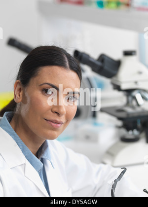 Forscherin im Labor neben Mikroskopen. Stockfoto