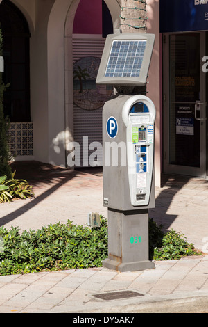 Straße Parkuhr Maschine Powered by Mini-Solar-Panel, Las Olas, Fort Lauderdale, FL, USA Stockfoto