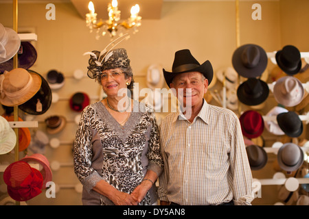 Porträt von älteres Paar im traditionellen Modisten shop Stockfoto