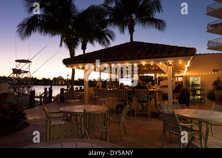 Mieter genießen die Tiki Bar Cabana, der venezianischen Mehrfamilienhäuser, Fort Lauderdale, FL, USA Stockfoto