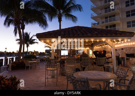 Mieter genießen die Tiki Bar Cabana, der venezianischen Mehrfamilienhäuser, Fort Lauderdale, FL, USA Stockfoto