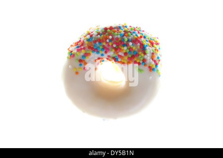 Milch-Donuts isoliert auf weißem Hintergrund. Stockfoto
