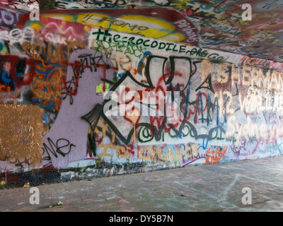 Graffiti in13th Straße Unterführung an der University of Florida, USA Stockfoto