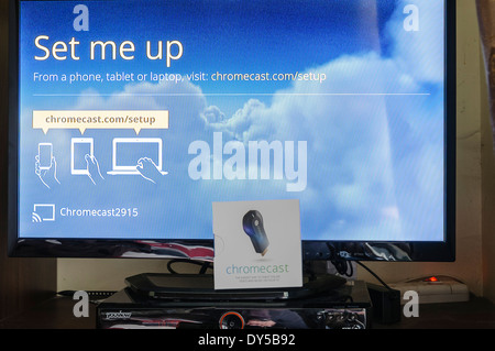 Einrichten eines Google Chromecast TV Streaming-Geräts Stockfoto