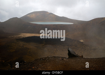 Blick über eine ruhende vulkanische Becken, der "blaue See" auf der Tongariro Alpine Crossing, Neuseeland. Stockfoto