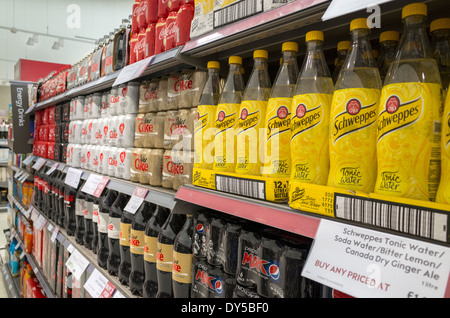 Flaschen und Dosen von alkoholfreien Getränken in den Supermarktregalen Stockfoto