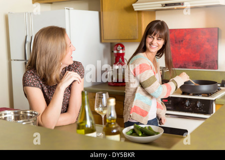 Mitte Erwachsene Freundinnen, die Zubereitung von Speisen in der Küche Stockfoto