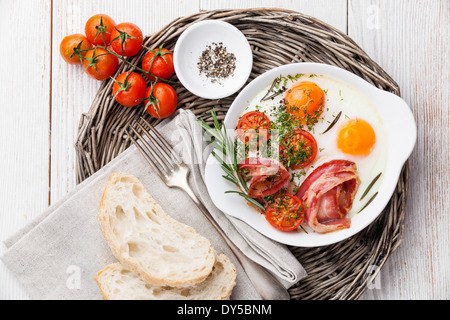 Frühstück mit Spiegeleier und Speck Stockfoto