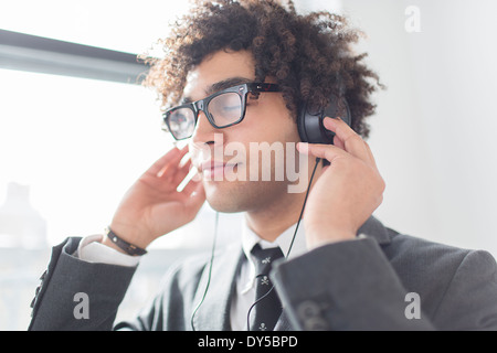 Junger Mann mit Kopfhörern Stockfoto