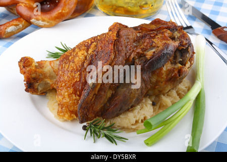 Gegrilltes Schweinefleisch Hock mit Sauerkraut, Brezeln, Bier, Ansicht von oben Stockfoto