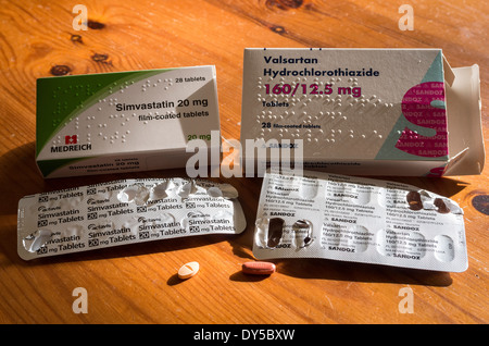 Simvastatin und Valsartan Tabletten mit Paketen, Verwendung der Braille-Schrift-Sprache für Patienten mit eingeschränktem Sehvermögen Stockfoto