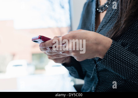 Junge Geschäftsfrau mit smartphone Stockfoto