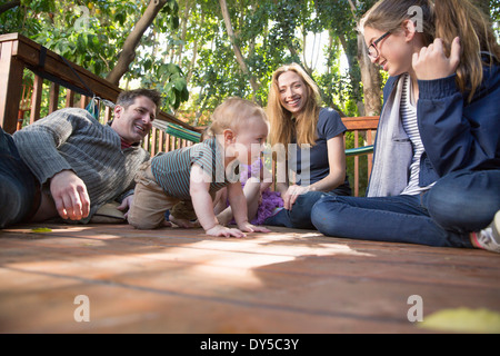 Familie entspannend auf Veranda Stockfoto
