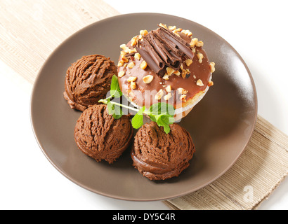 Haselnuss-Muffins mit Kugeln Schokoladeneis Stockfoto