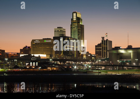 USA, Nebraska, Omaha, Skyline von Missouri Fluß in der Abenddämmerung Stockfoto