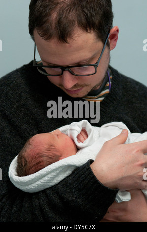 Nahaufnahme eines Vaters halten und anbetend betrachtet man sein neugeborenes Babymädchen Stockfoto
