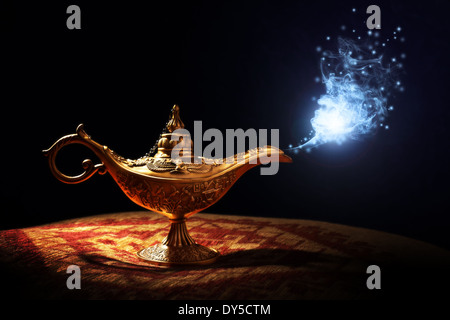 Magie von Aladdin Genie Lampe Stockfoto