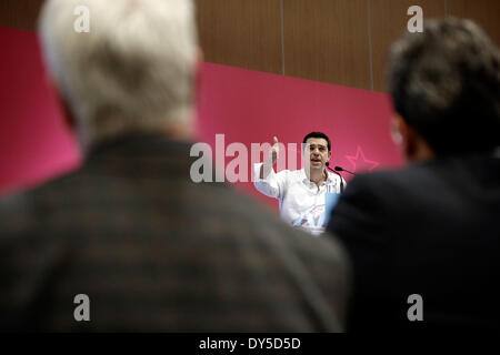 Thessaloniki, Griechenland. 7. April 2014. Der Oppositionsführer Alexis Tsipras hält Rede an SYRIZA Unterstützer und Mitglieder der Partei in Thessaloniki im Convention Center Vellidio, anderthalb Monate vor der doppelten Wahl (Kommunal- und Europawahlen) am 25 Mai. Thessaloniki, Griechenland am 7. April 2014. SYRIZA Führer Alexis Tsipras soll die Europäische Linke Kandidaten benannt werden, der Präsident der Europäischen Kommission. Bildnachweis: Konstantinos Tsakalidis/Alamy Live-Nachrichten Stockfoto