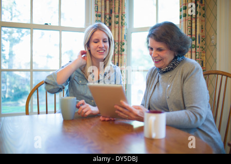 Ältere Frau und Enkelin Blick auf digital-Tablette