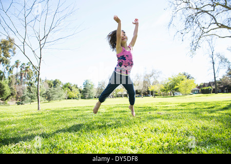 Junges Mädchen springen Luft im park Stockfoto