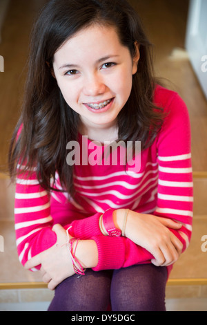 Porträt von Mädchen mit dental Zahnspange Lächeln Stockfoto