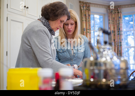 Ältere Frau und Enkelin Backen zusammen Stockfoto