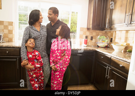Mitte erwachsenes paar mit Sohn und Tochter in der Küche Stockfoto