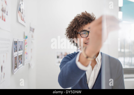 Junger Mann mit Klebstoff Noten Stockfoto