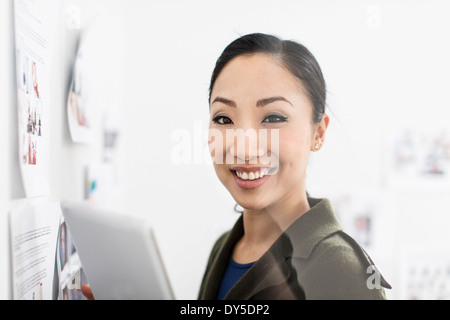 Junge Frau mit digital-Tablette Stockfoto