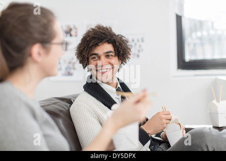 Zwei Kollegen Essen Stockfoto