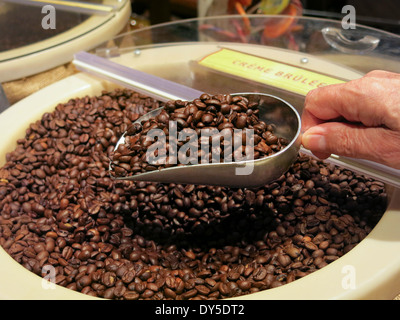Frische Kaffeebohnen in Self-Service Bin, USA Stockfoto