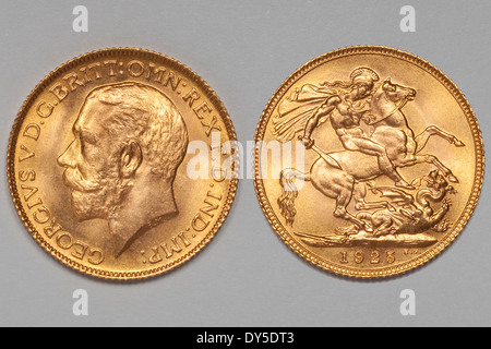 Sovereign Goldmünze des Vereinigten Königreichs mit König George V und Saint George slaying der Drache vom 1925. JMH6122 Stockfoto