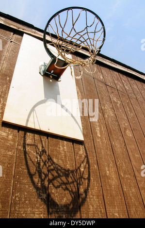 Vintage Basketballkorb auf Seite des Gebäudes Stockfoto