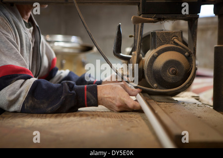 Nahaufnahme von Mann mit Radialarm Säge in Werkstatt Stockfoto