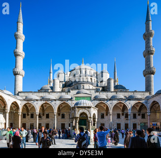 Hof auf die blaue Moschee (Sultanahmet Camii), Stadtteil Sultanahmet, Istanbul, Türkei Stockfoto