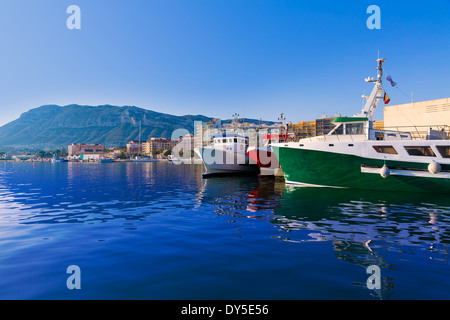 Denia Hafen mit Montgo Berg Fischerboote in der Provinz Alicante Spanien Stockfoto