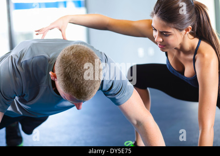 Paar gegenseitig zu helfen, im Fitness-Studio Stockfoto