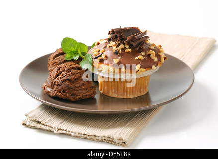 Haselnuss-Muffins mit Kugeln Schokoladeneis Stockfoto