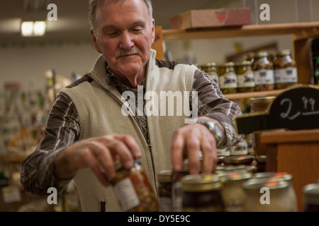 Ladenbesitzer, die Vermittlung von Gläsern im shop Stockfoto