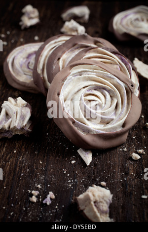 Nahaufnahme von Schokolade getauchte Heidelbeer-Baiser-Rosen Stockfoto