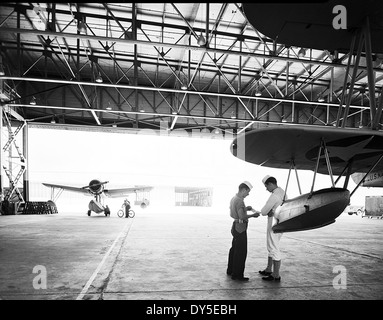 [Wasserflugzeuge im Hangar am Naval Air Station Corpus Christi, Bethlehem Steel Corporation] Stockfoto